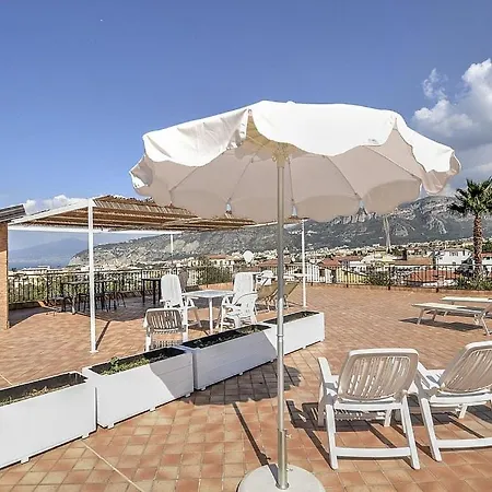 Sleeps 2 Pool Air Con Wifi  *