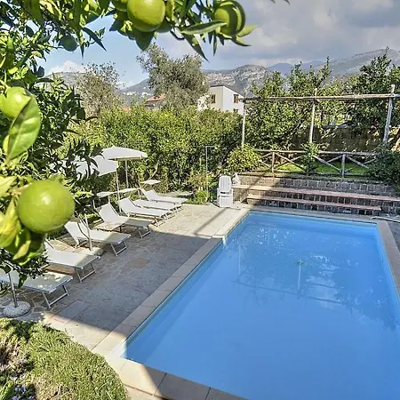 Sleeps 2 Pool Air Con Wifi *