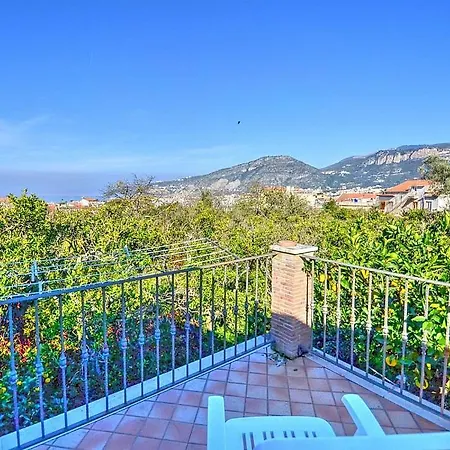 Sleeps 2 Pool Air Con Wifi  *