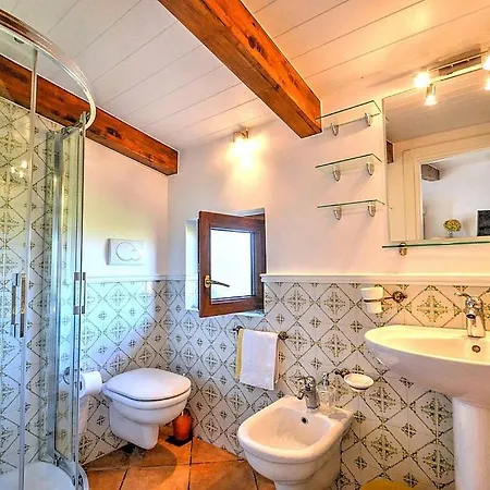 Sleeps 2 Pool Air Con Wifi 